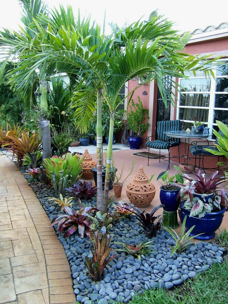 Detail Taman Pojok Depan Rumah Nomer 44