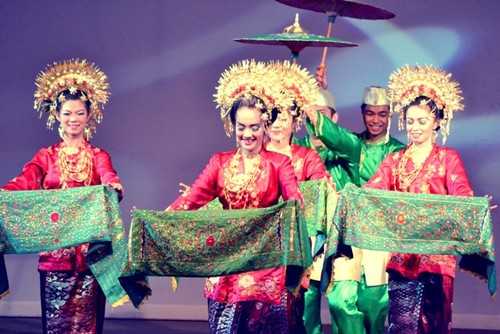 Detail Tarian Tradisional Kamboja Nomer 9