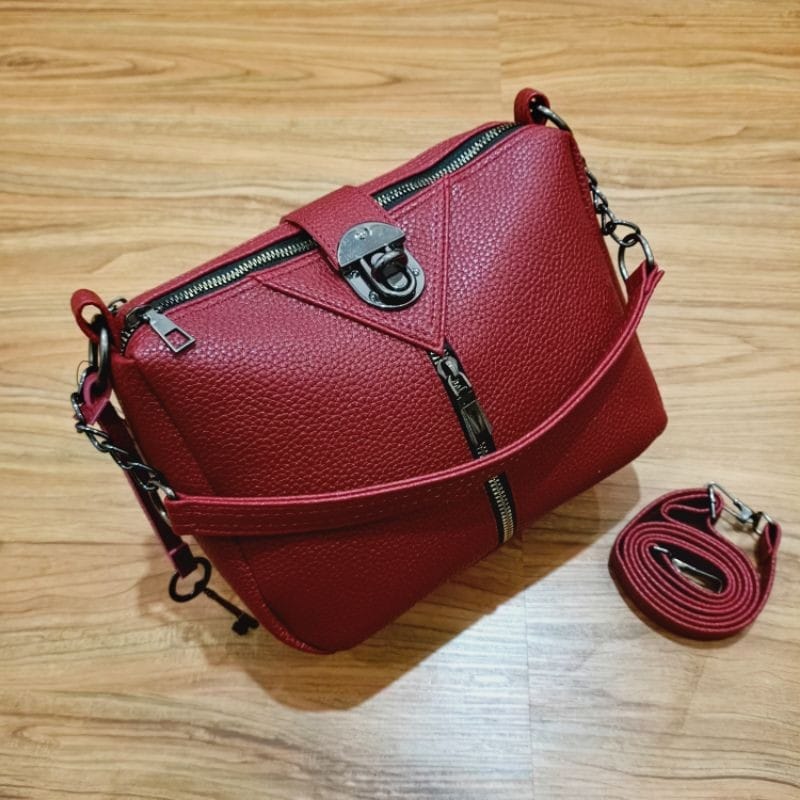 Detail Tas Merah Maroon Nomer 13