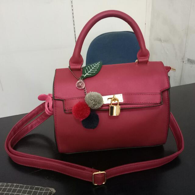 Detail Tas Merah Maroon Nomer 3