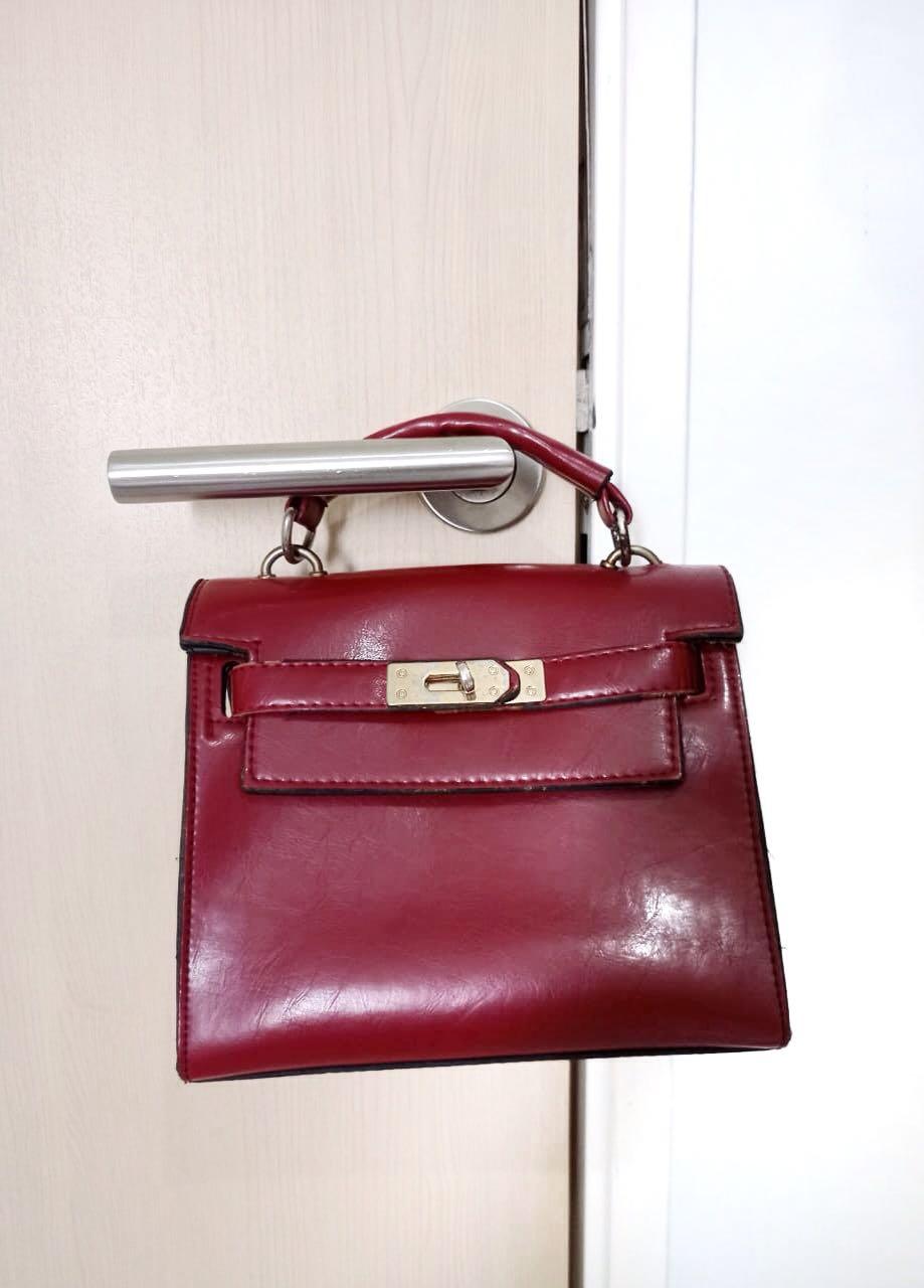 Detail Tas Merah Maroon Nomer 5