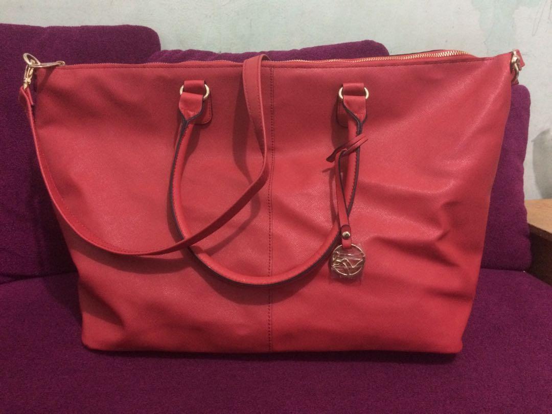 Detail Tas Oriflame Merah Nomer 25