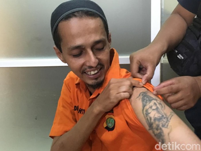 Detail Tato Di Pergelangan Tangan Pria Nomer 28