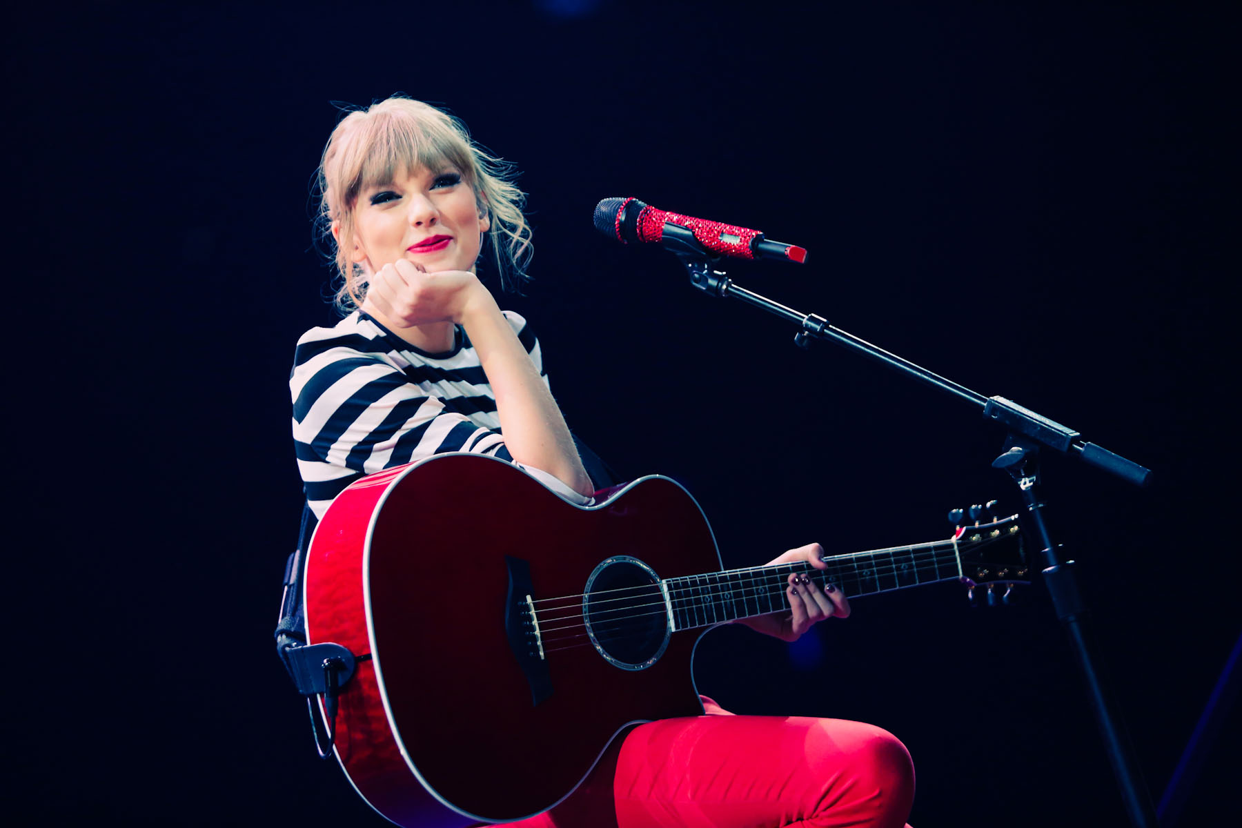 Detail Taylor Swift Red Wallpaper Nomer 23