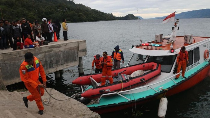 Detail Tenggelam Kapal Di Danau Toba Nomer 13