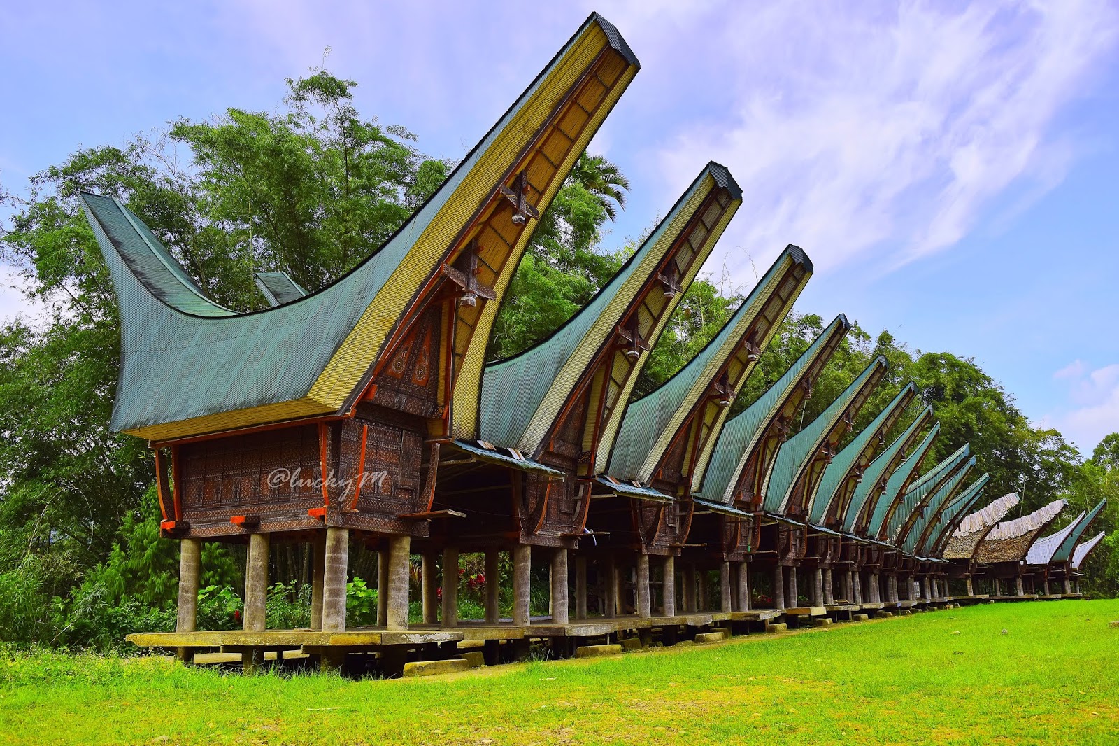 Detail Tongkonan Adalah Rumah Adat Dari Nomer 44