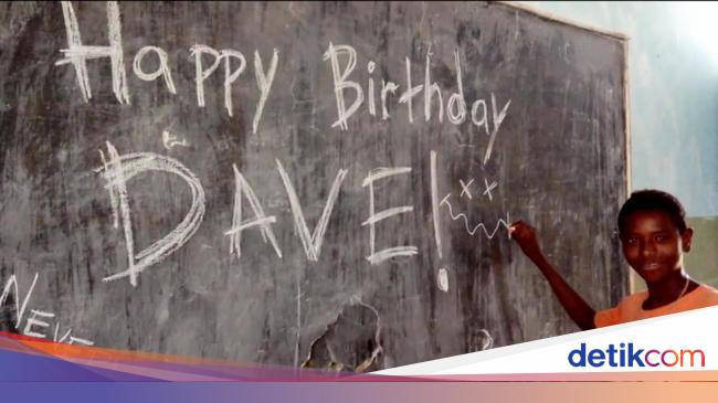 Detail Tulisan Happy Birthday Di Papan Tulis Nomer 25