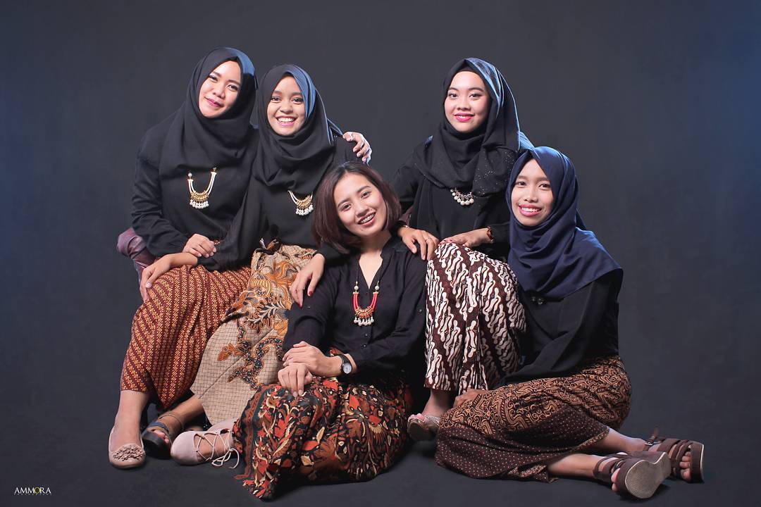 Detail Warna Baju Yang Bagus Untuk Foto Studio Nomer 36