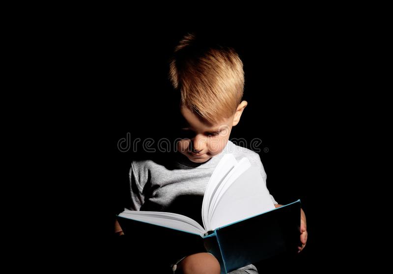 Detail Background Membaca Buku Nomer 12