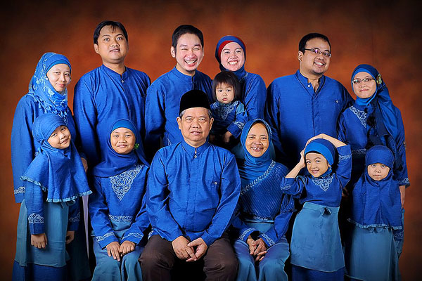 Download Background Studio Foto Keluarga Biru Nomer 5