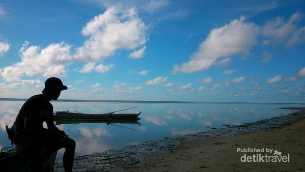 Detail Duduk Di Tepi Pantai Nomer 16