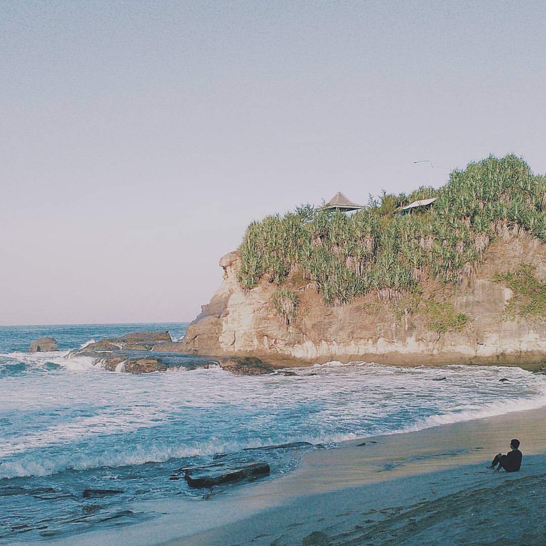 Detail Duduk Di Tepi Pantai Nomer 49