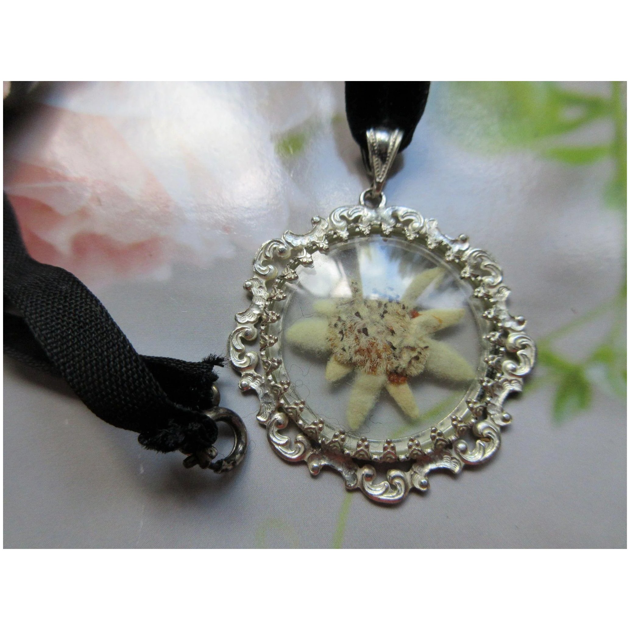 Detail Edelweiss Flower Necklace Nomer 12