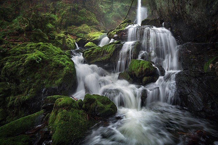 Edit Foto Di Air Terjun - KibrisPDR