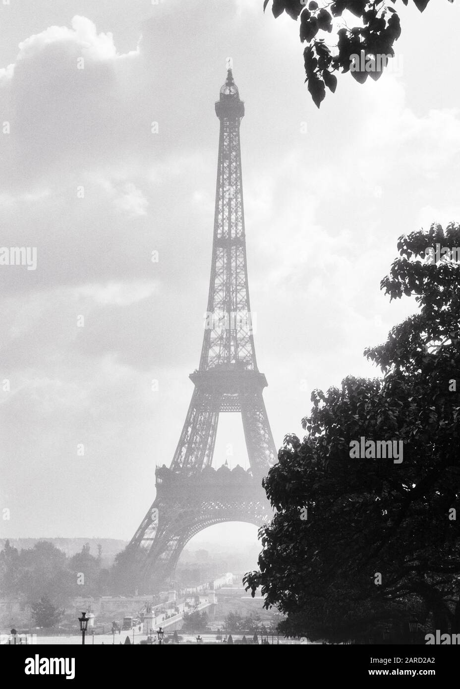 Detail Eiffel Tower 1920 Nomer 19