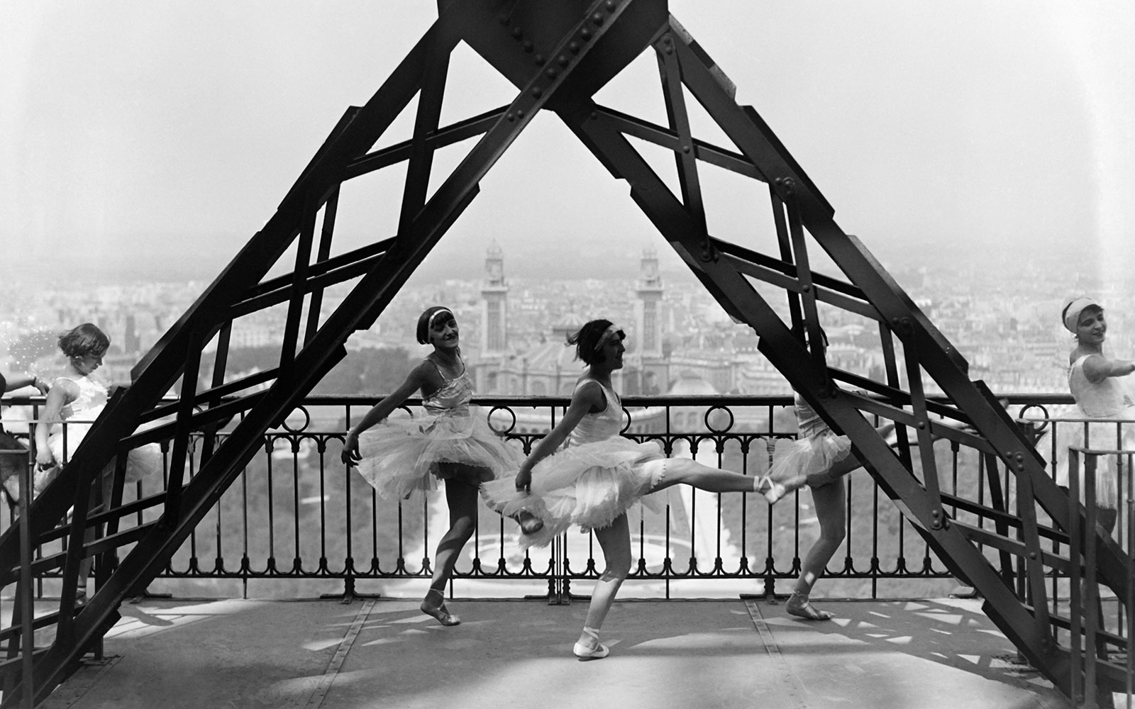 Detail Eiffel Tower 1920 Nomer 44