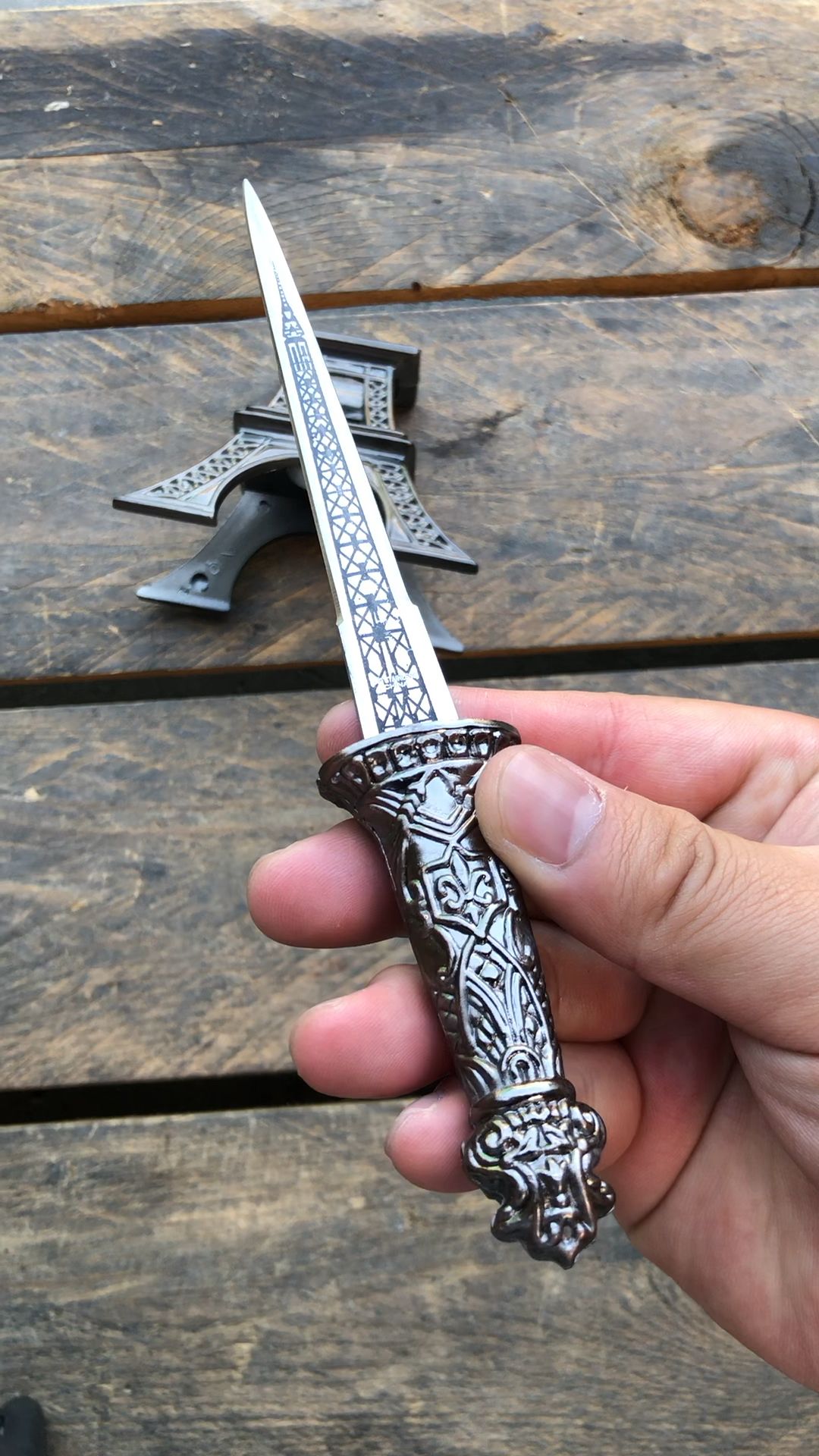 Detail Eiffel Tower Dagger Nomer 27