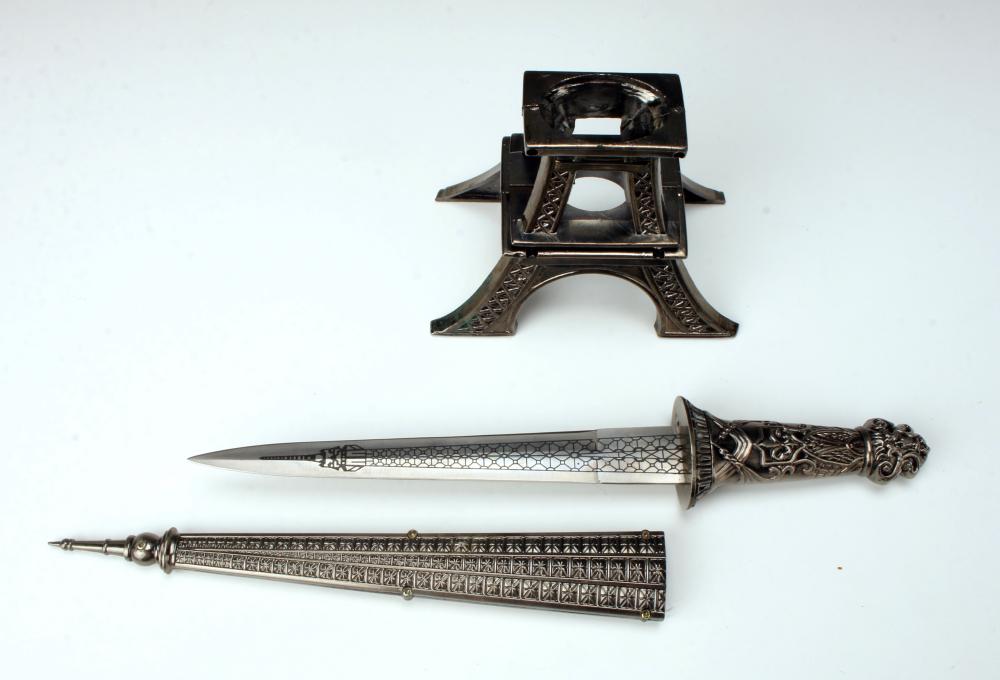 Detail Eiffel Tower Dagger Nomer 33