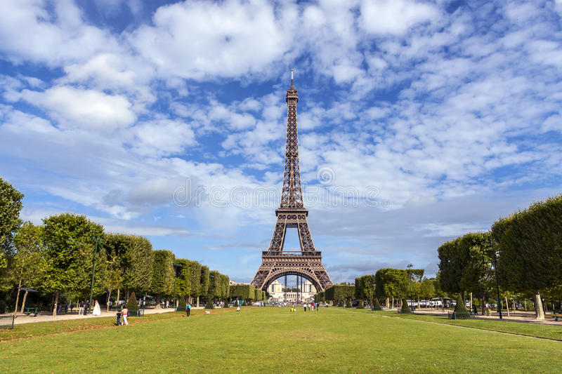 Detail Eiffel Tower Photo Background Nomer 19