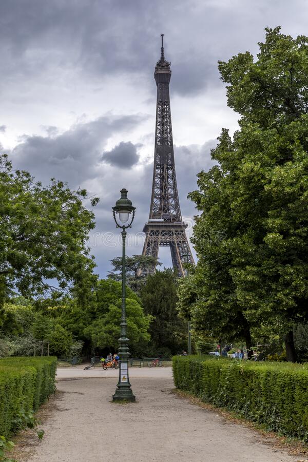 Detail Eiffel Tower Photo Background Nomer 5