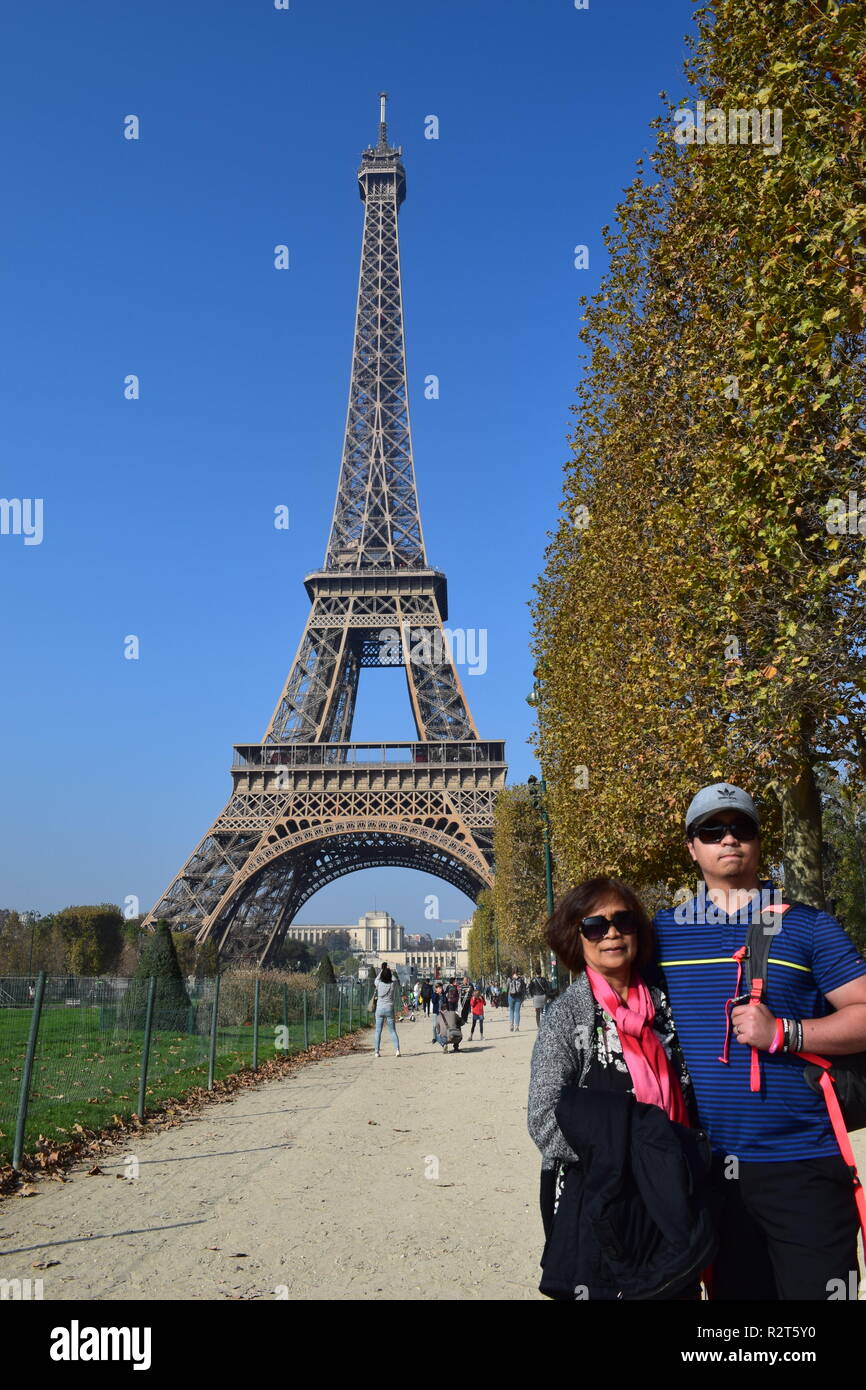 Detail Eiffel Tower Photo Background Nomer 42