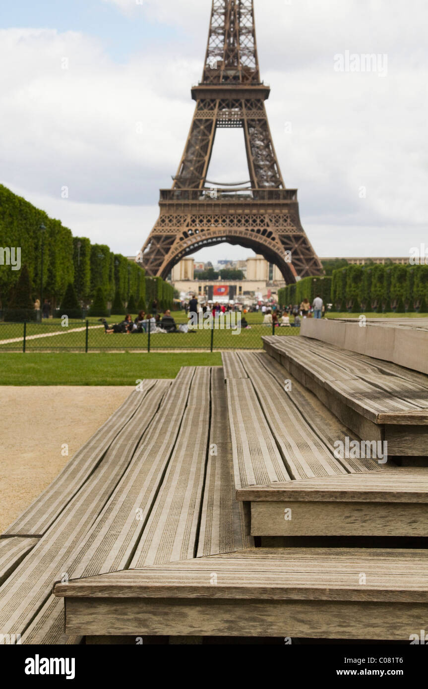 Detail Eiffel Tower Photo Background Nomer 7