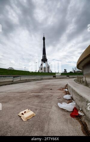 Detail Eiffel Tower Trash Can Nomer 18