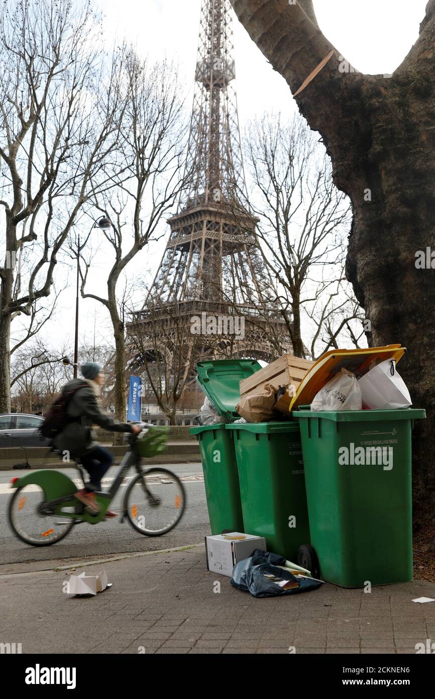 Detail Eiffel Tower Trash Can Nomer 22