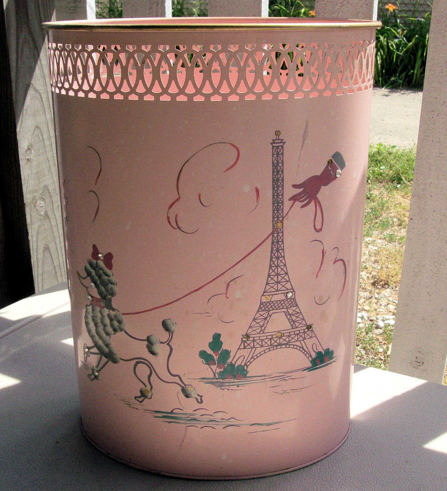 Detail Eiffel Tower Trash Can Nomer 28