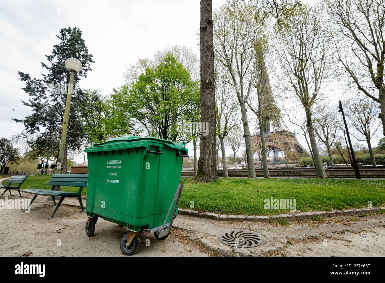 Detail Eiffel Tower Trash Can Nomer 32