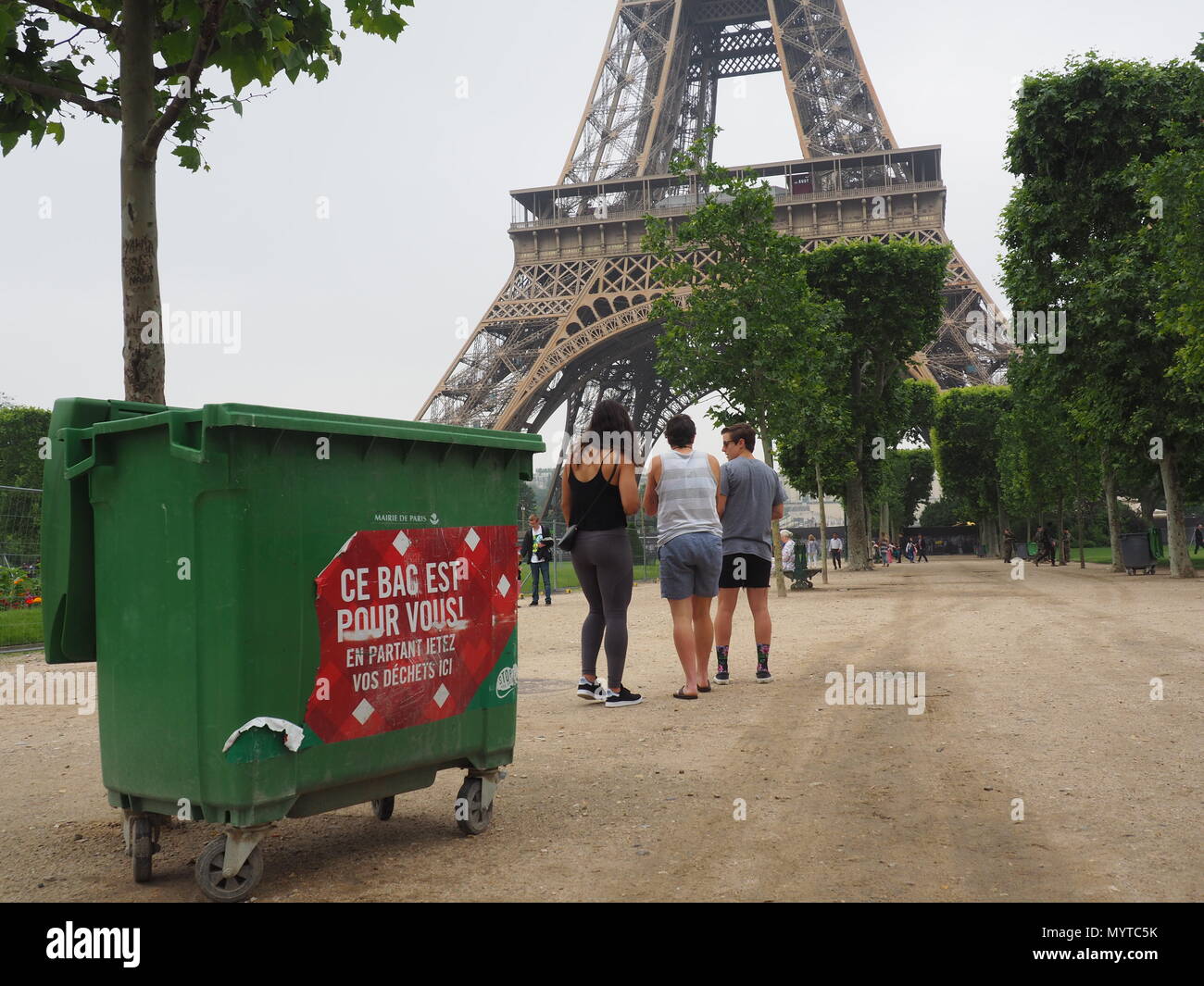Detail Eiffel Tower Trash Can Nomer 8