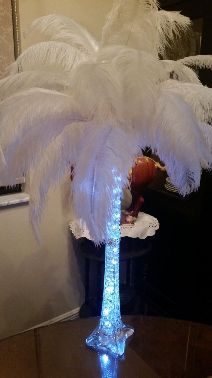 Detail Eiffel Tower Vase With Ostrich Feathers Nomer 2