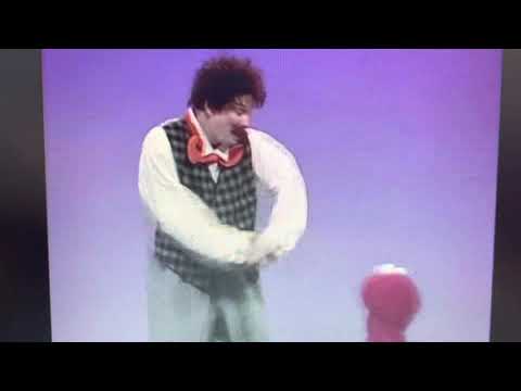 Elmo And Mr Noodle Dancing - KibrisPDR