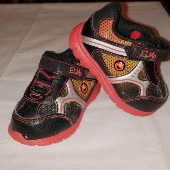 Detail Elmo Tennis Shoes Nomer 29