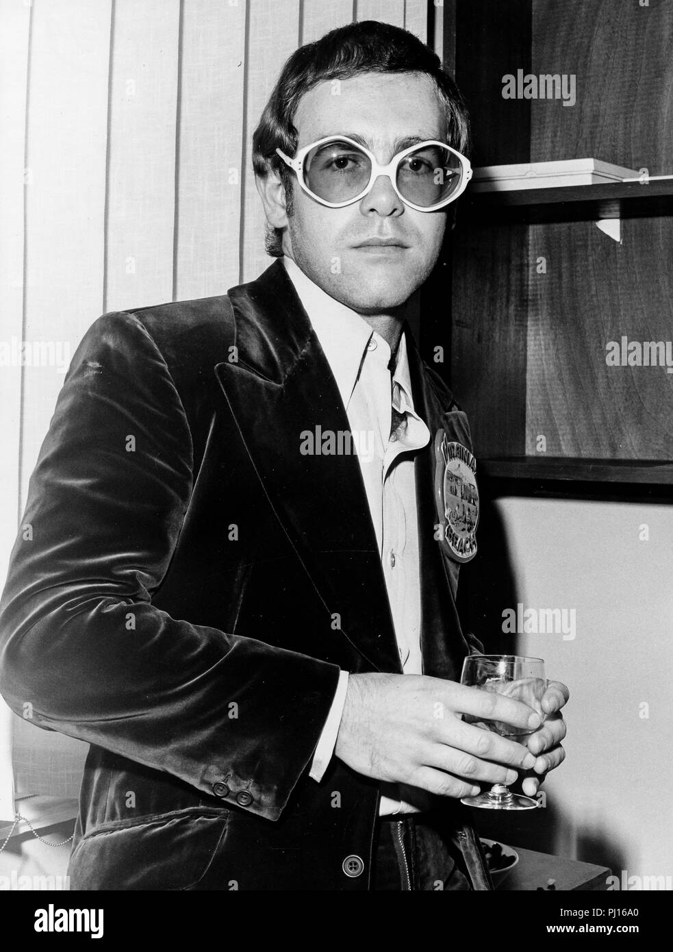 Detail Elton John Rowan Atkinson Nomer 45