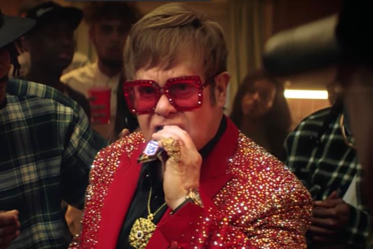 Detail Elton John Rowan Atkinson Nomer 53