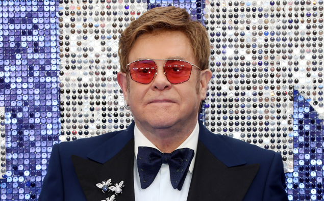 Detail Elton John Rowan Atkinson Nomer 55