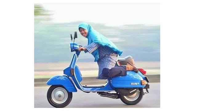 Emak Emak Naik Vespa Gambar Lucu Emak Emak Naik Motor - KibrisPDR