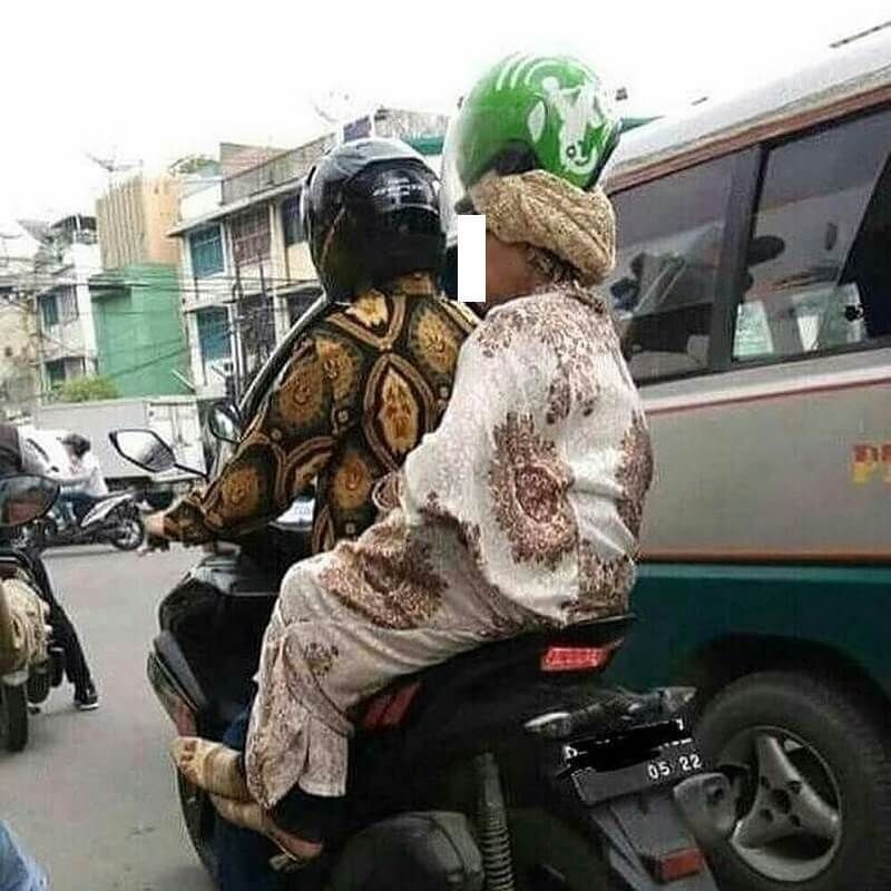 Detail Emak Emak Naik Vespa Gambar Lucu Emak Emak Naik Motor Nomer 15