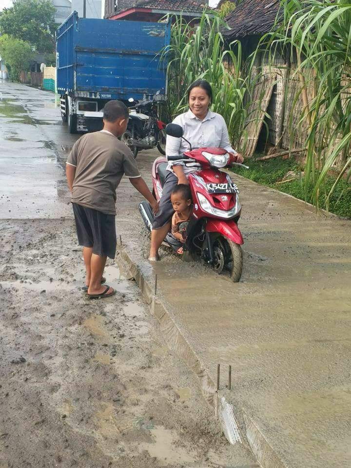 Detail Emak Emak Naik Vespa Gambar Lucu Emak Emak Naik Motor Nomer 52