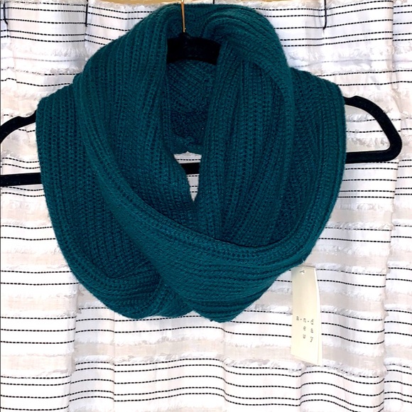 Detail Emerald Green Infinity Scarf Nomer 8