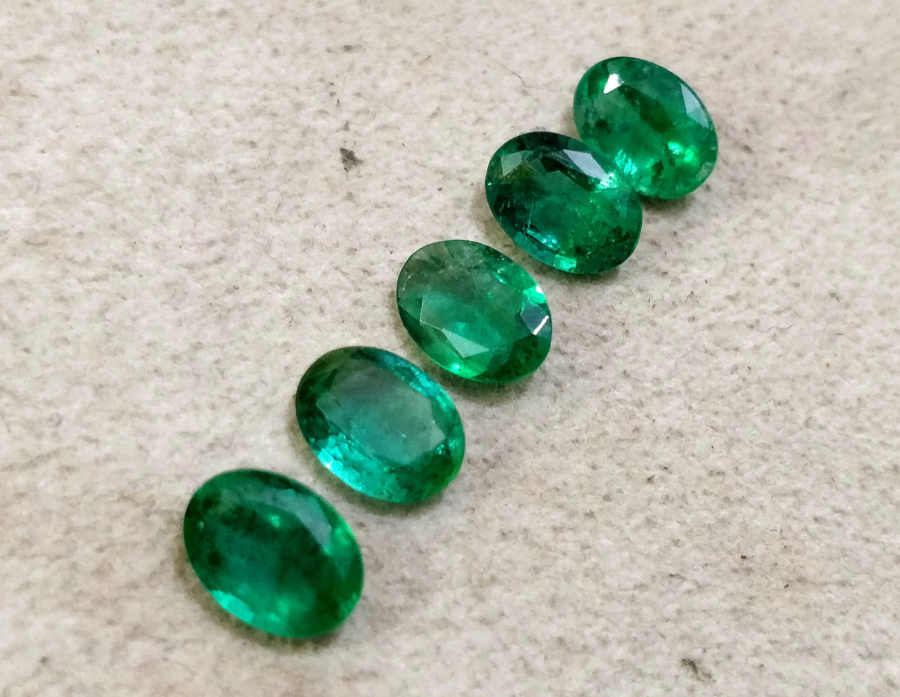 Detail Emerald Transparent Nomer 55