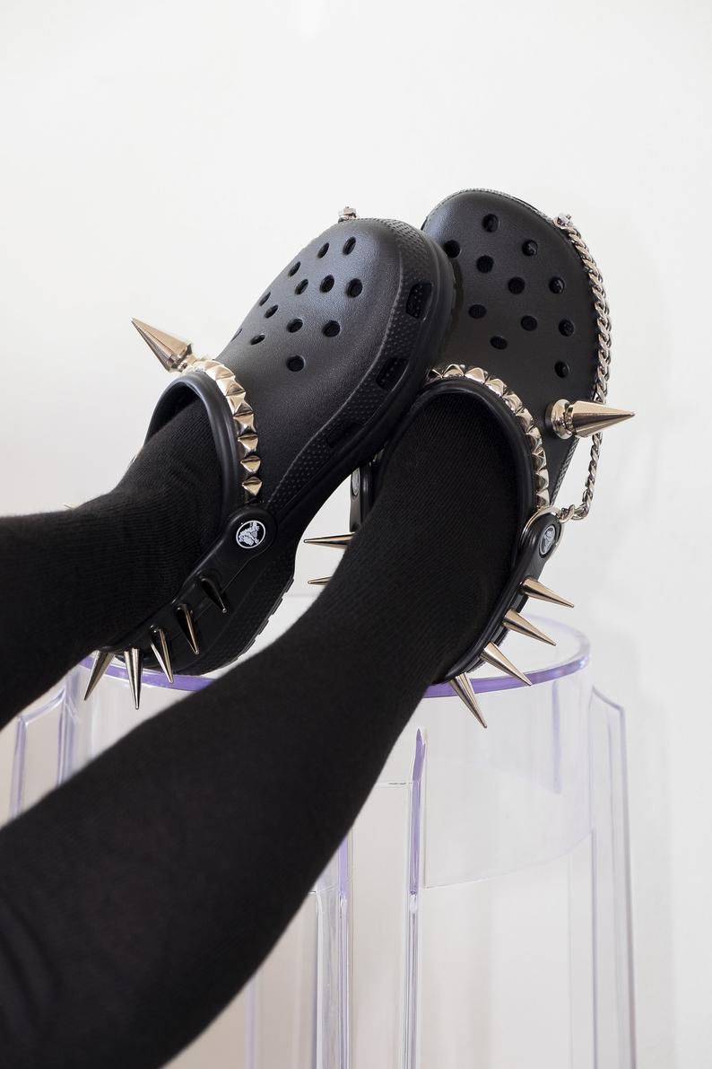 Detail Emo Crocs Nomer 11