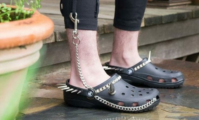 Detail Emo Crocs Nomer 19