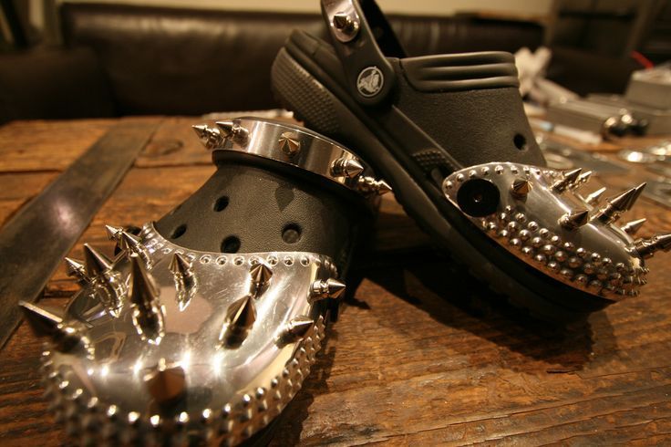 Detail Emo Crocs Nomer 22