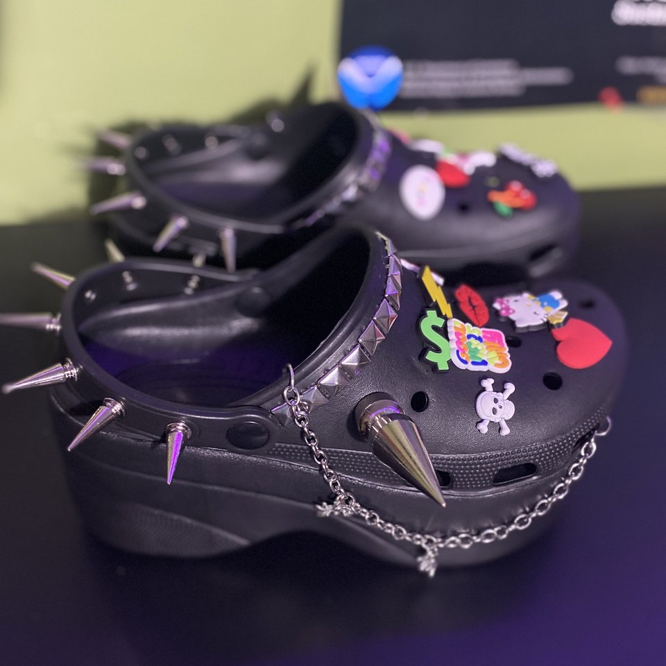Detail Emo Crocs Nomer 30