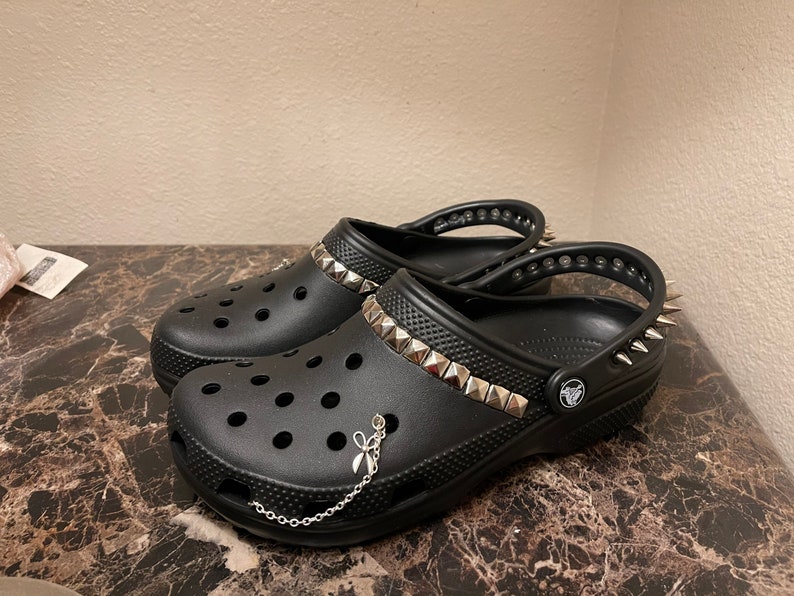 Detail Emo Crocs Nomer 35