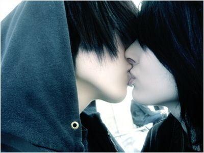 Detail Emo Kiss Romantis Nomer 5