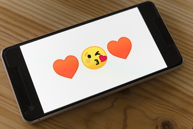 Detail Emoji Love Putih Nomer 51