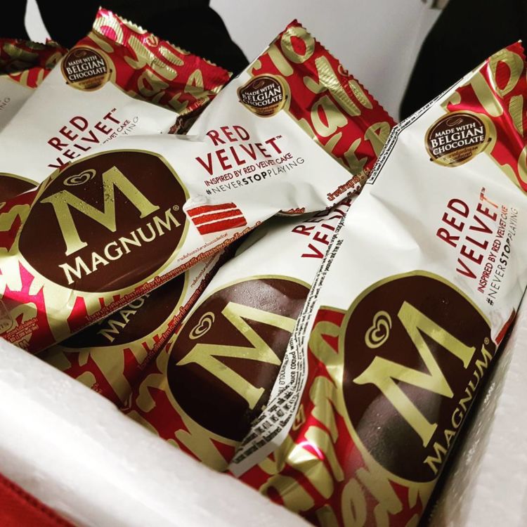 Detail Es Krim Magnum Di Tangan Nomer 12